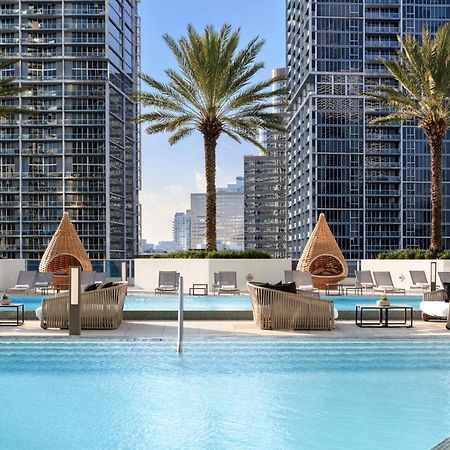 킴턴 에픽 호텔 마이애미 외부 사진 The rooftop pool at the SLS Brickell