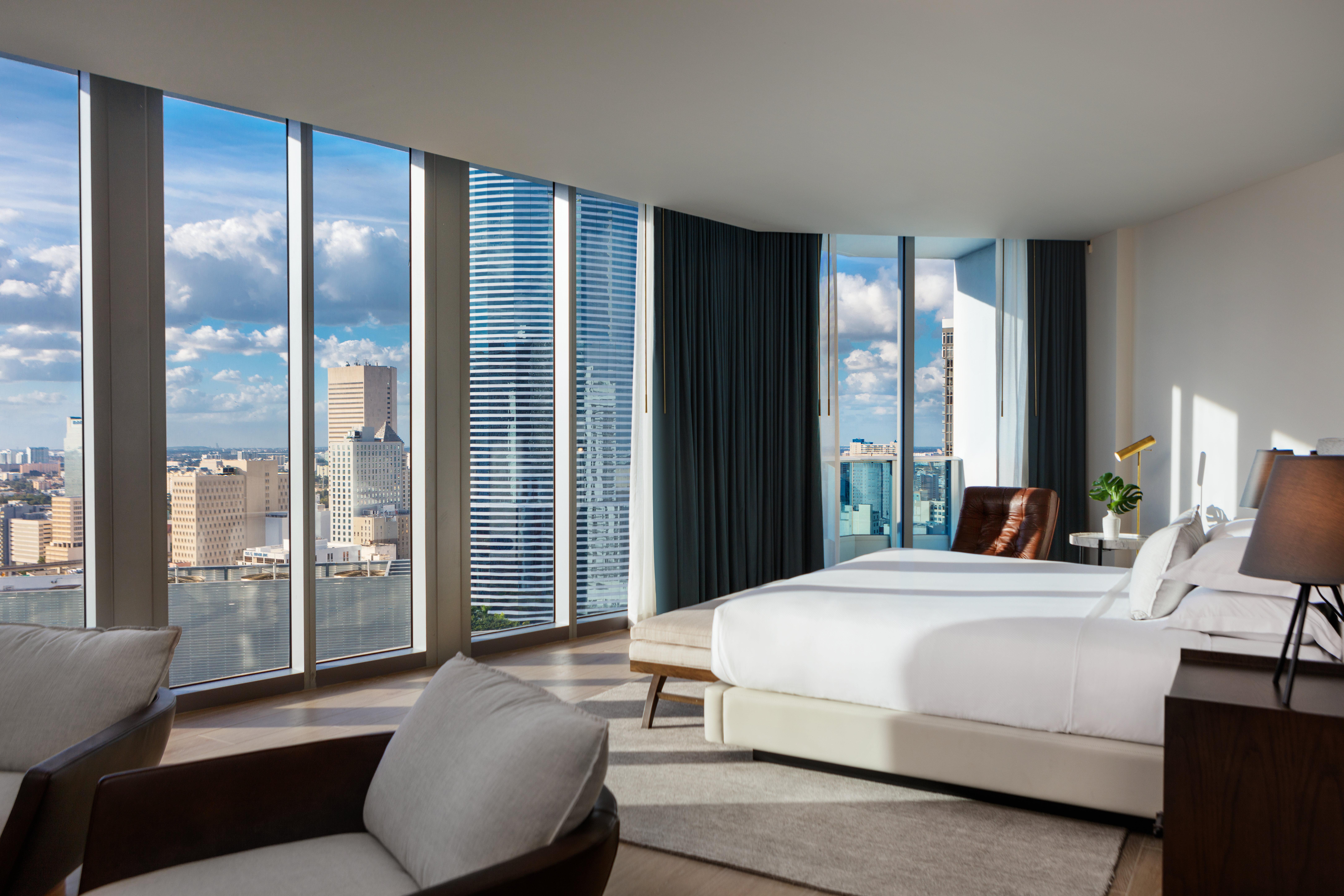 킴턴 에픽 호텔 마이애미 외부 사진 A bedroom at the Mandarin Oriental