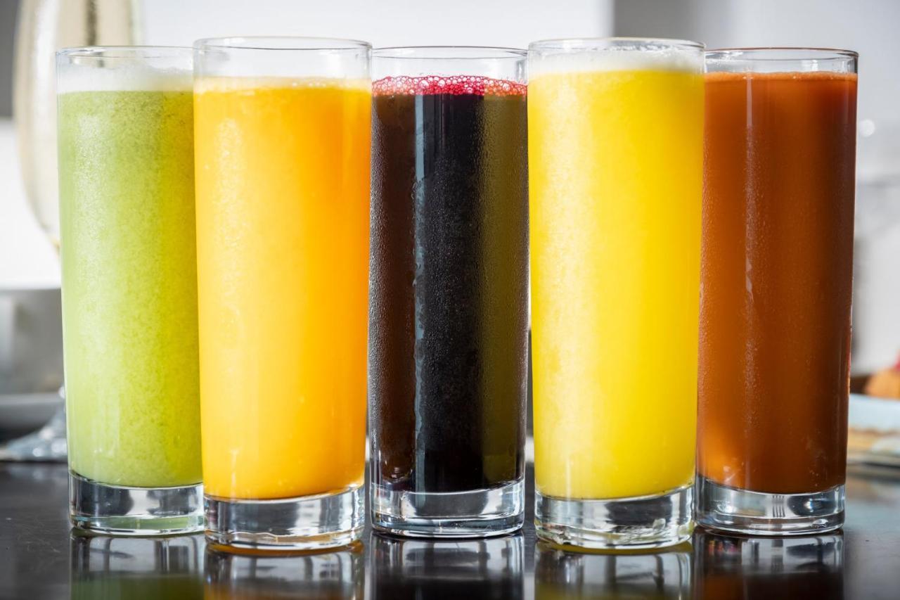 킴턴 에픽 호텔 마이애미 외부 사진 Various fruit juices