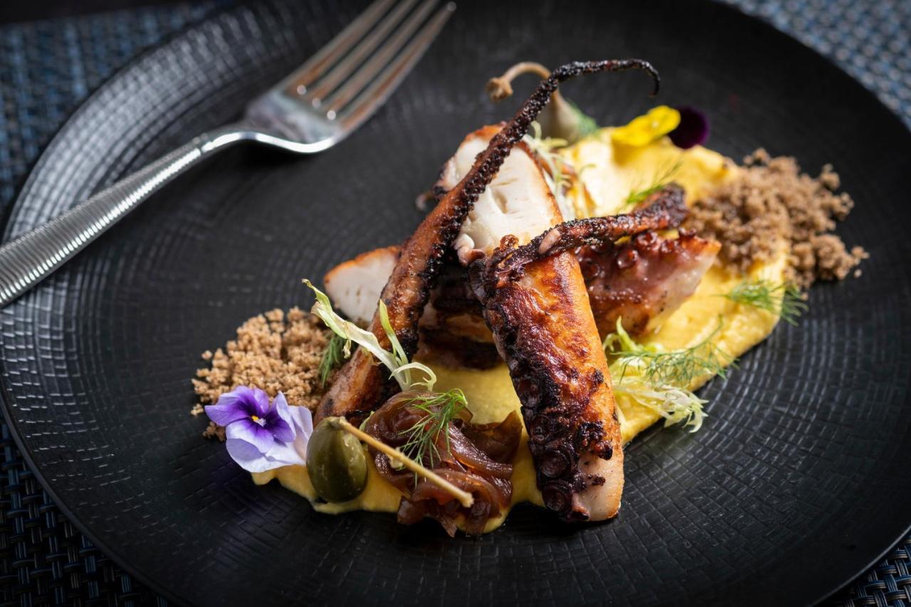 킴턴 에픽 호텔 마이애미 외부 사진 Octopus with mango