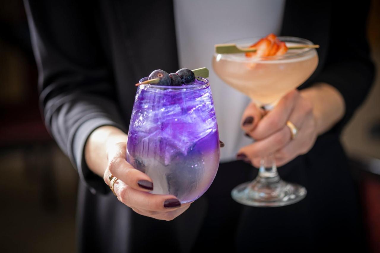 킴턴 에픽 호텔 마이애미 외부 사진 A blue butterfly pea flower tea cocktail