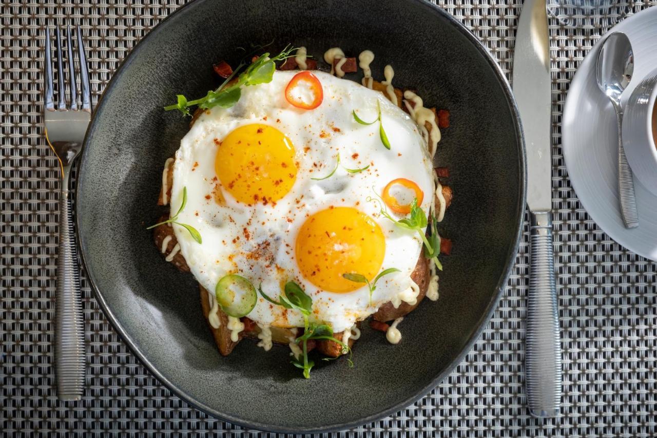 킴턴 에픽 호텔 마이애미 외부 사진 A plate of sunny side up eggs