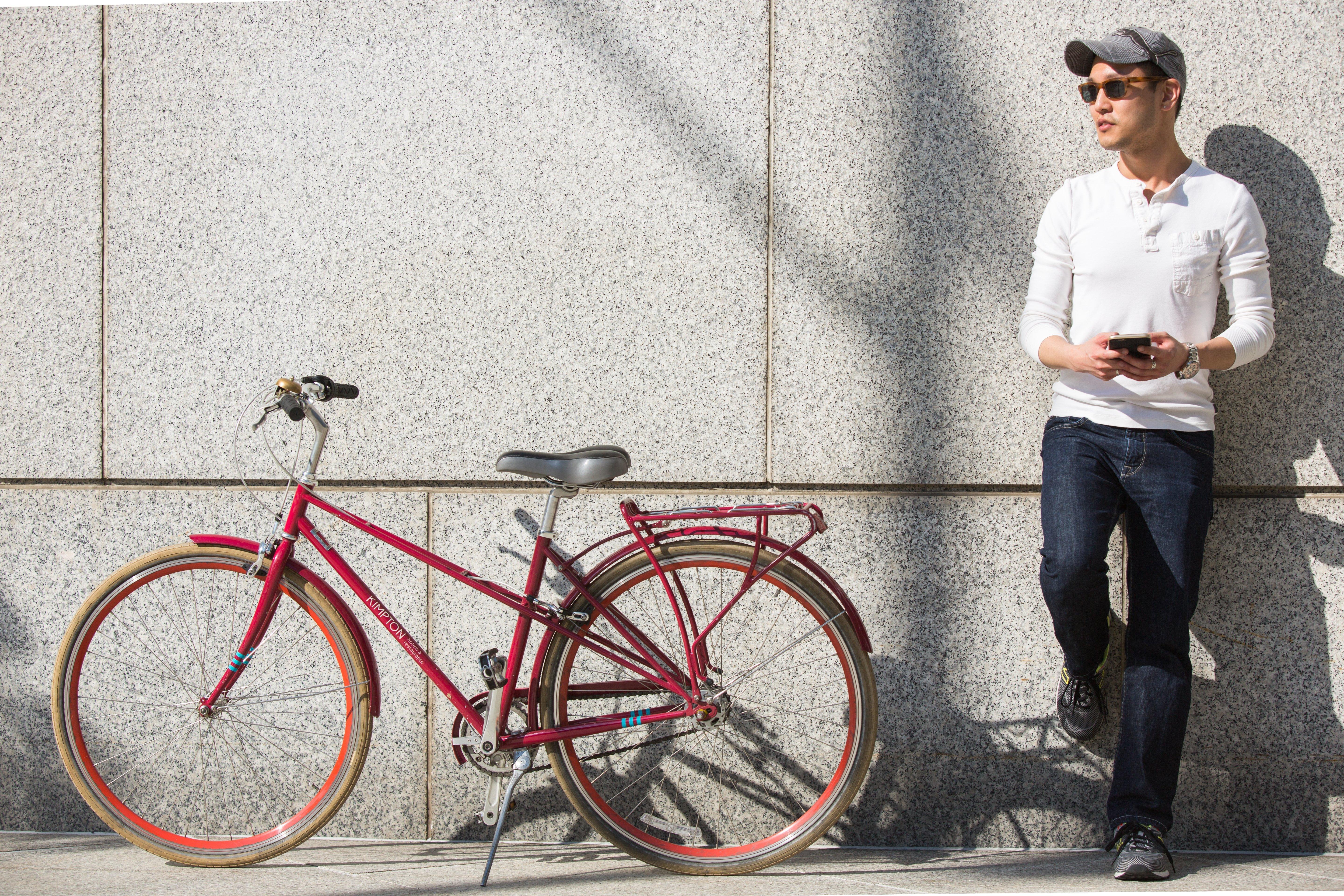 킴턴 에픽 호텔 마이애미 외부 사진 A man with a bicycle
