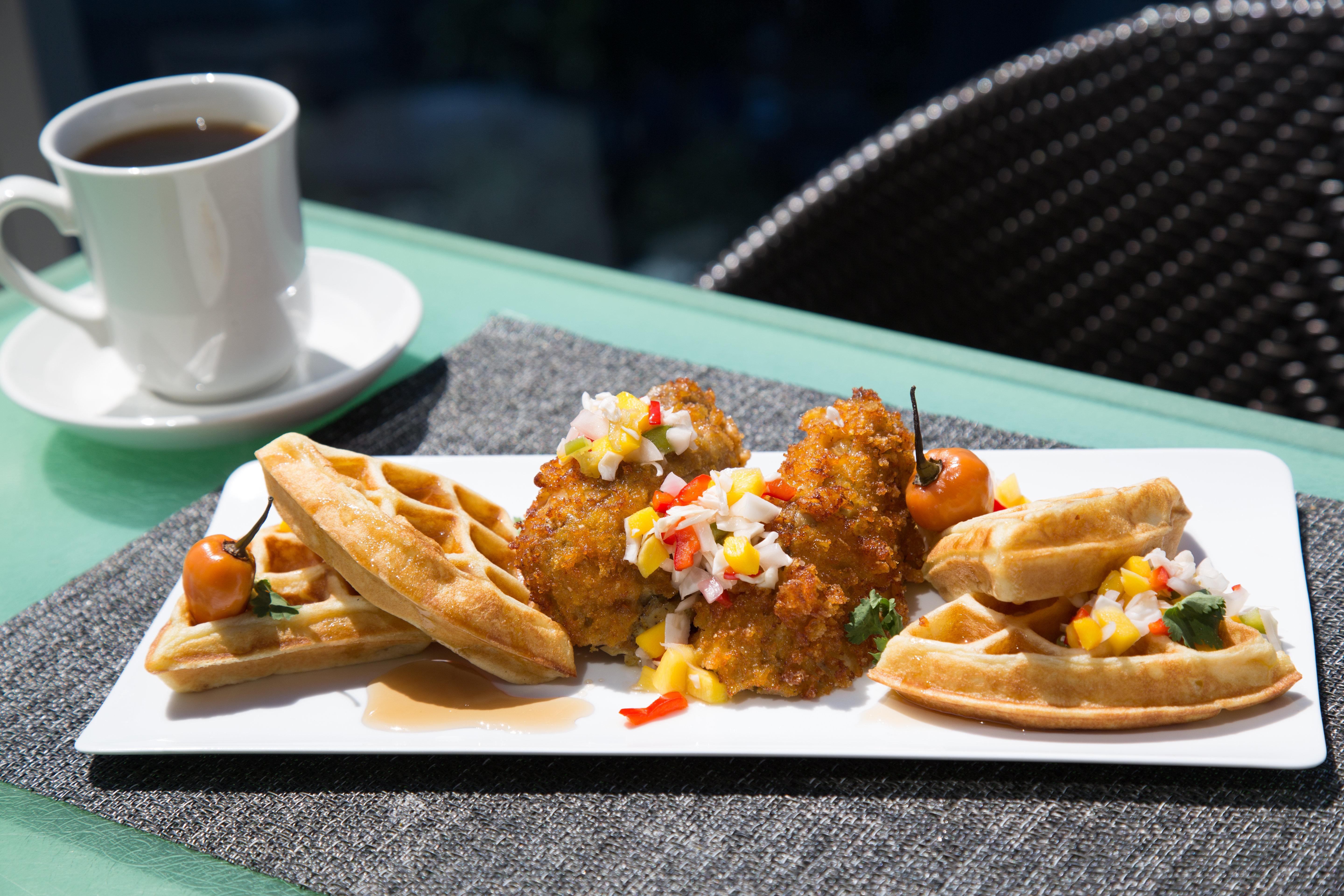 킴턴 에픽 호텔 마이애미 외부 사진 Crab cakes and waffles