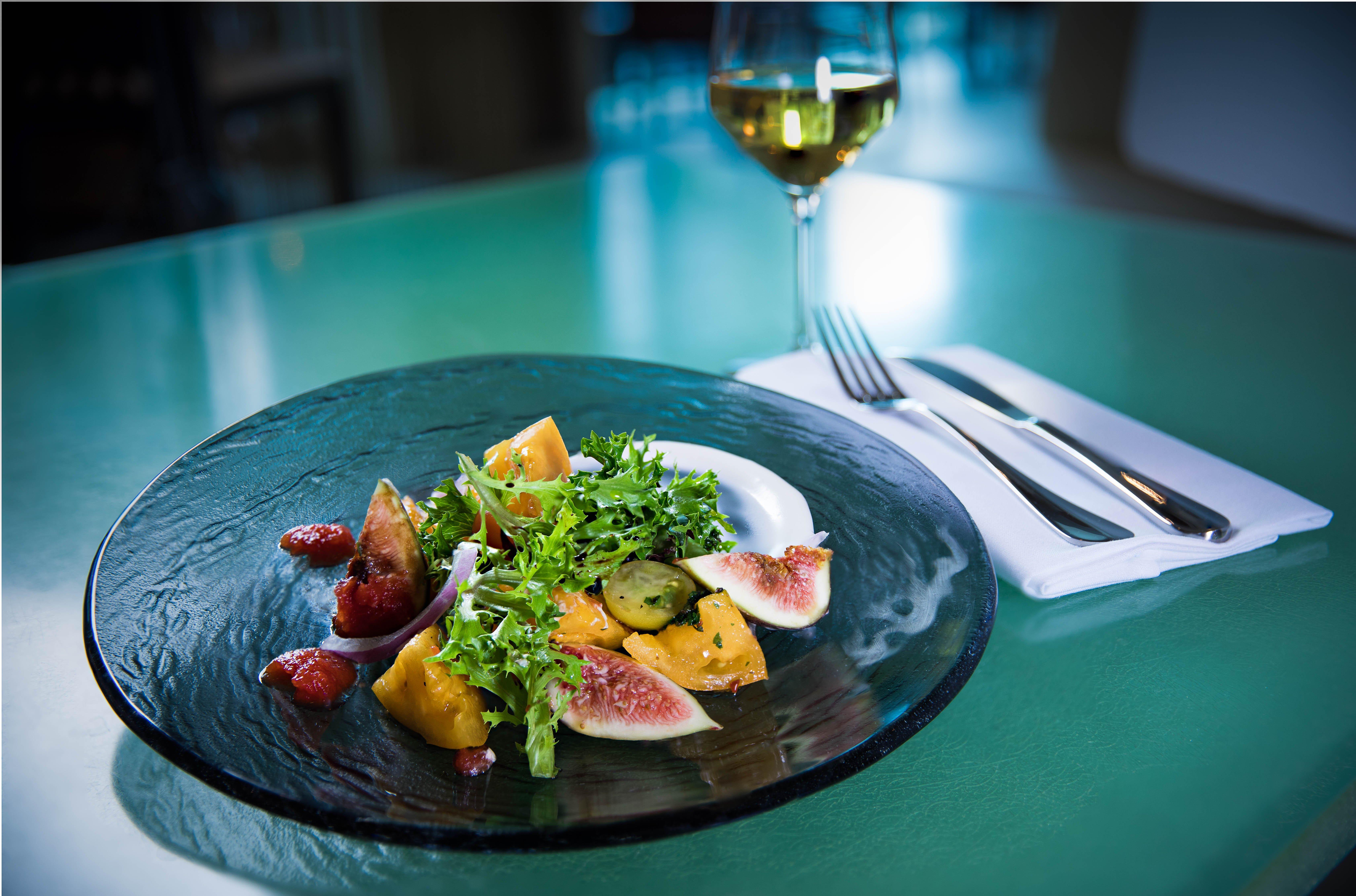 킴턴 에픽 호텔 마이애미 외부 사진 A salad with a glass of wine