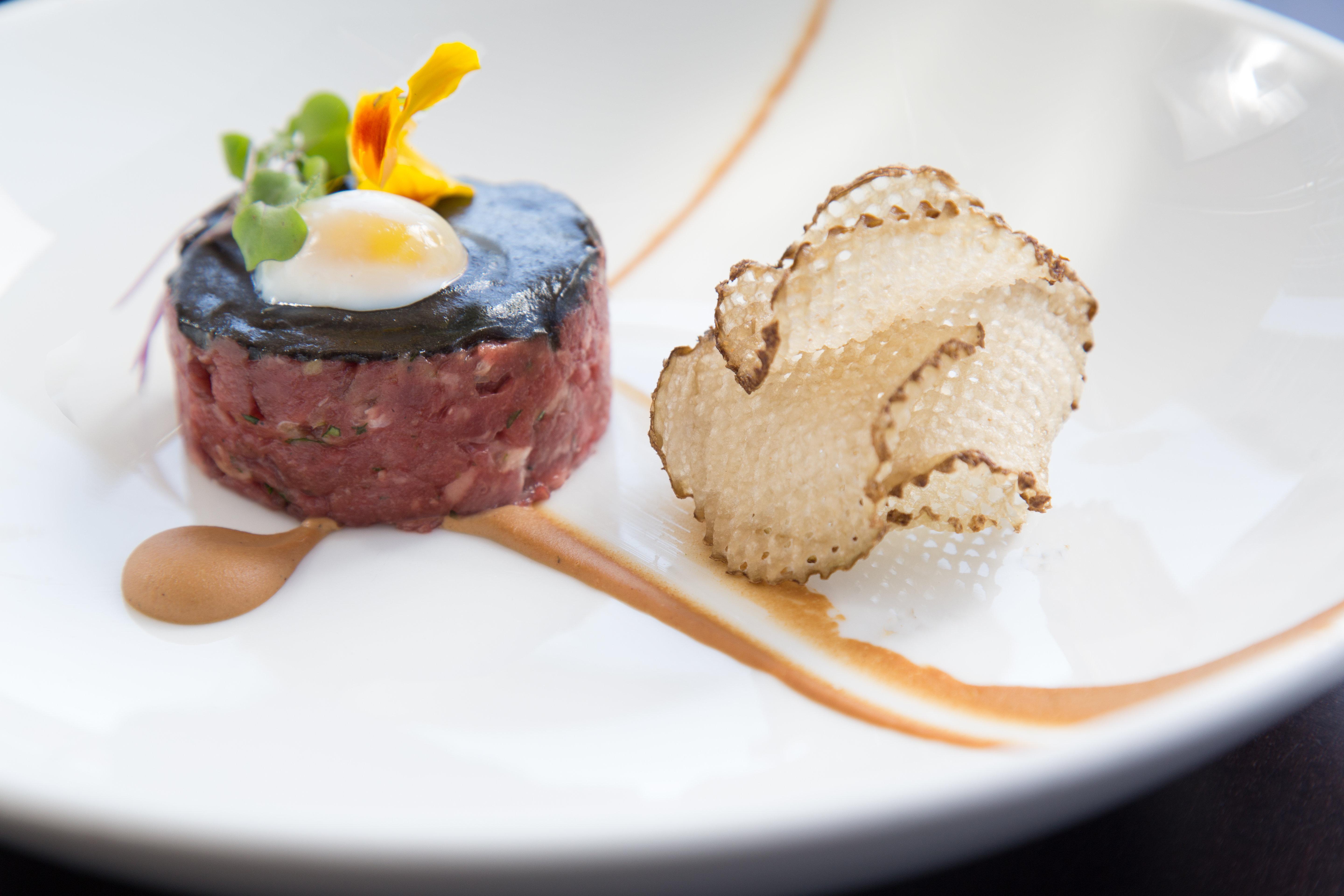 킴턴 에픽 호텔 마이애미 외부 사진 A dish of beef tartar with a slice of black truffle