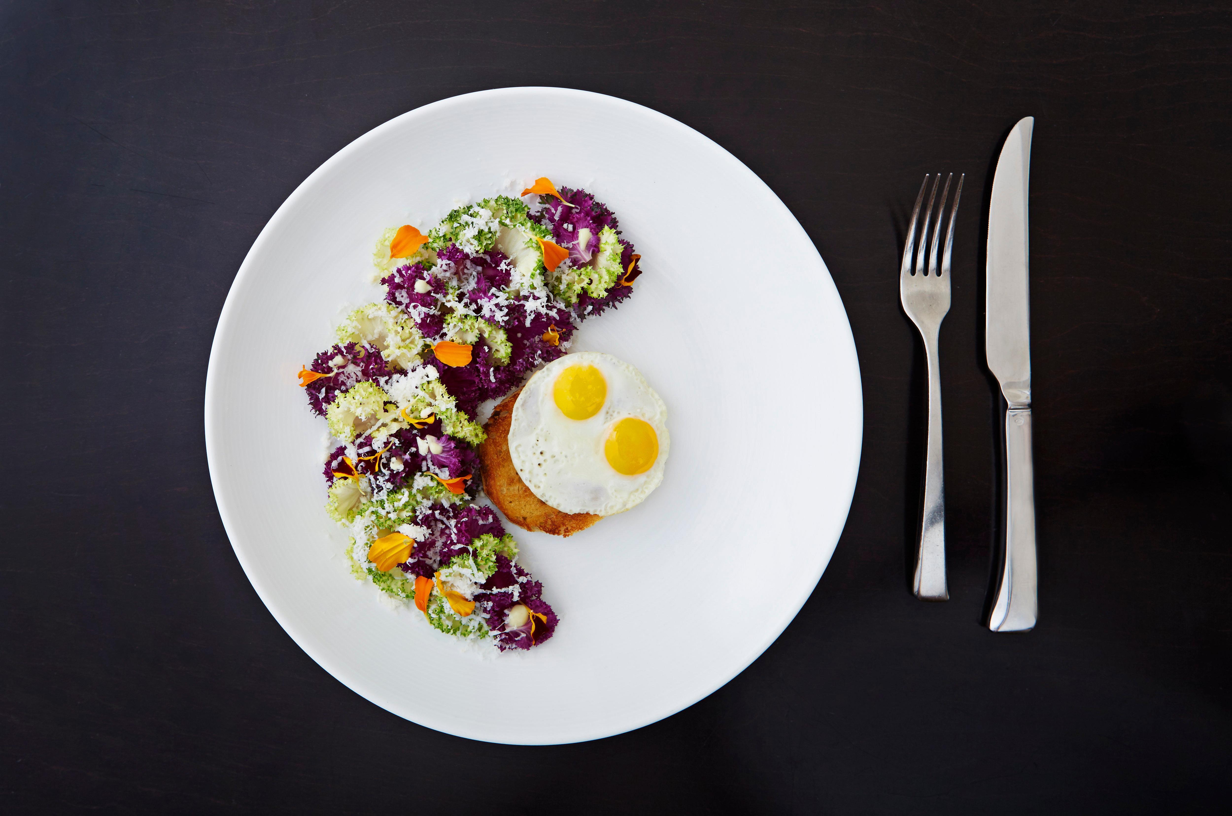 킴턴 에픽 호텔 마이애미 외부 사진 A salad with a soft-boiled egg