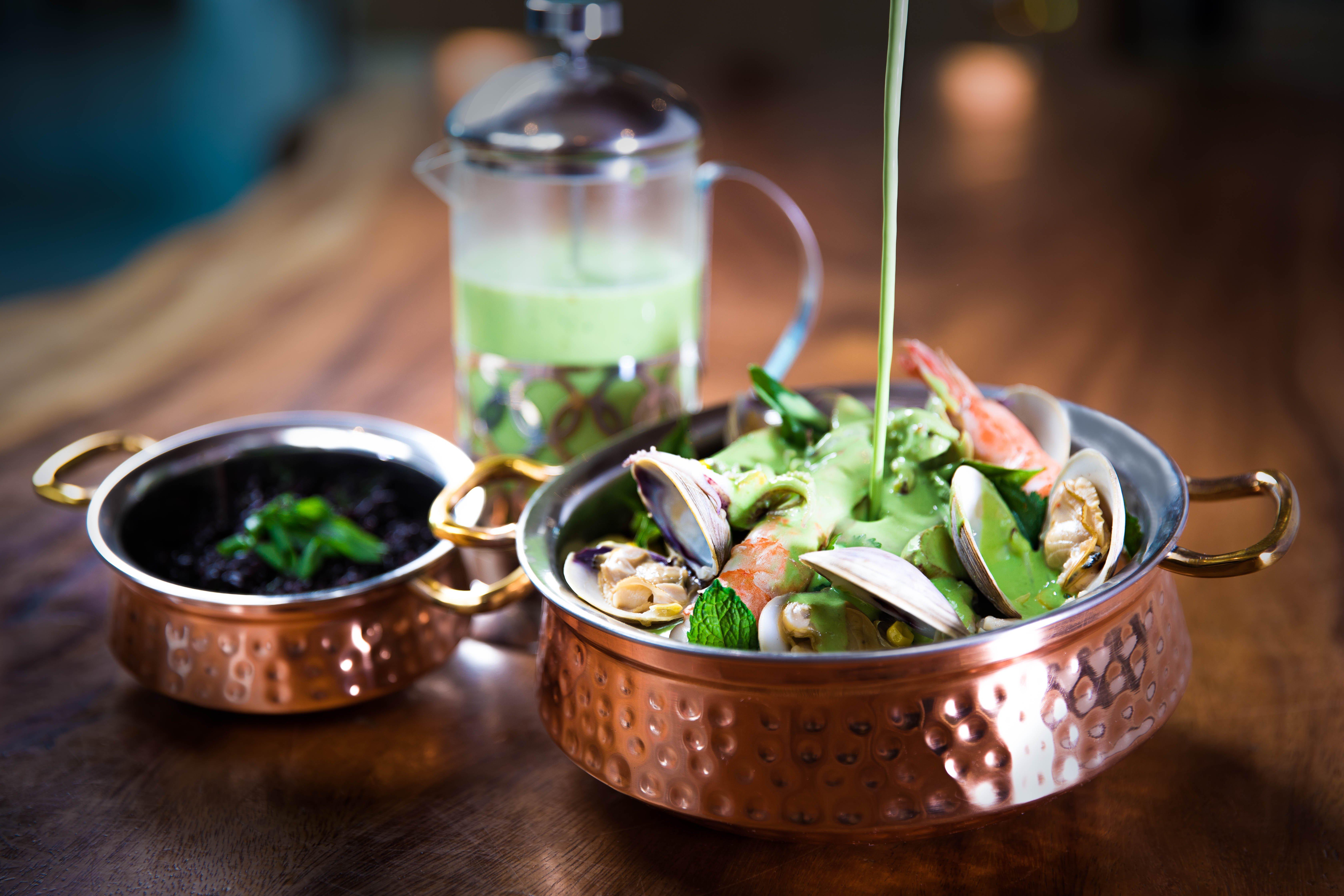 킴턴 에픽 호텔 마이애미 외부 사진 A salad being dressed with a vinaigrette